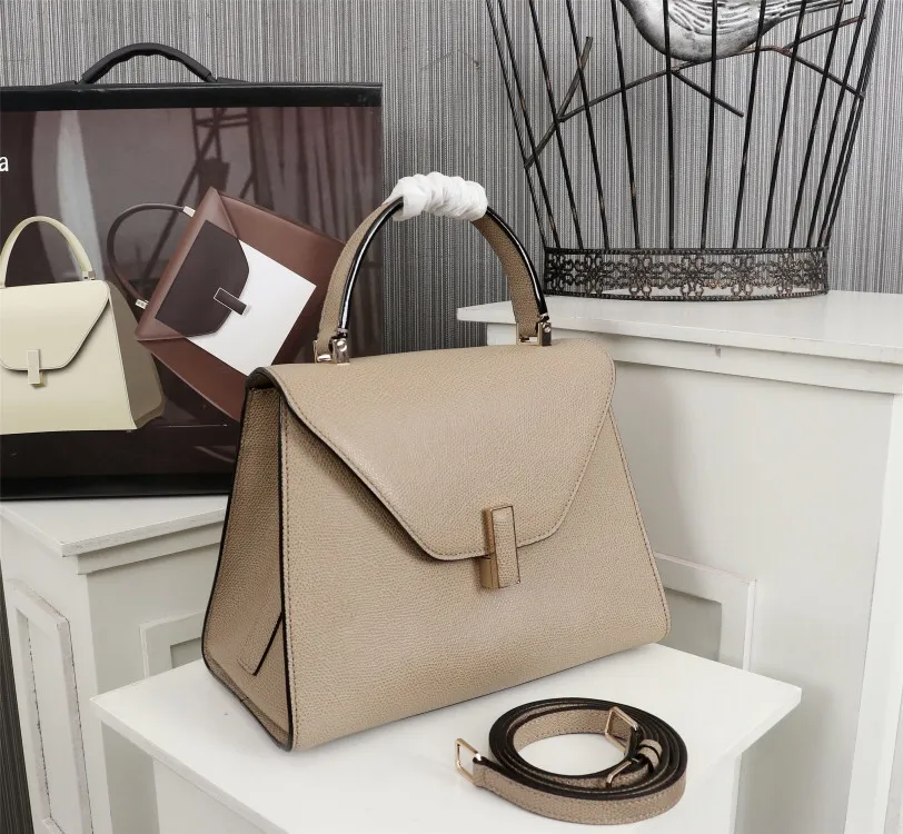 In stock 👉Original medium khaki, 👉Valextra Valextra Iside, known as Italian Hermès, is one of Valextra's most representative designs. There is no obvious logo, but the simple collective line design is very recognizable, full of architectural art, and shows a capable and intellectual style. It is made of imported palm-print lining cowhide, with up to five stitches of handwork, and the shiny oil edges test the skill of the craftsman. Medium size: 26cm【6627#】